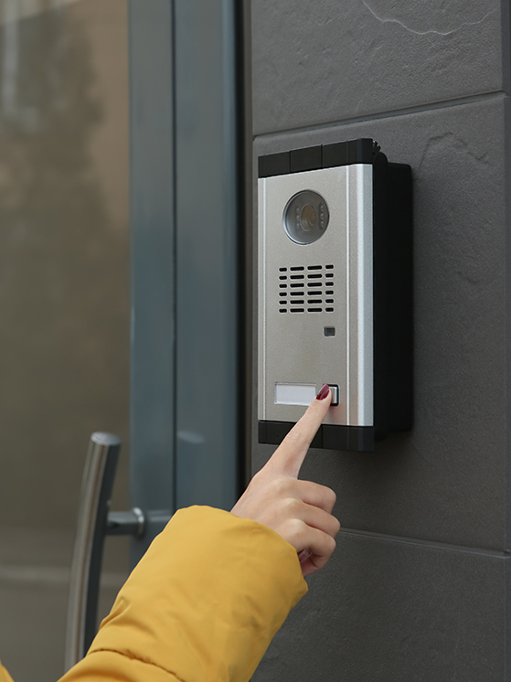 full-width-section-img-pressing-intercom